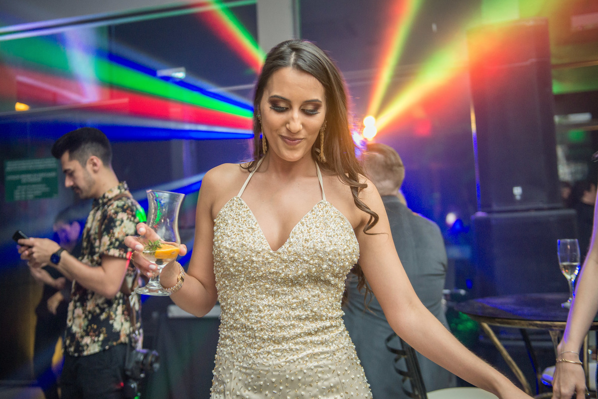 Formanda dançando feliz durante a festa de formatura. Foto por Marco Moscarelli Fotografo Pelotas.
