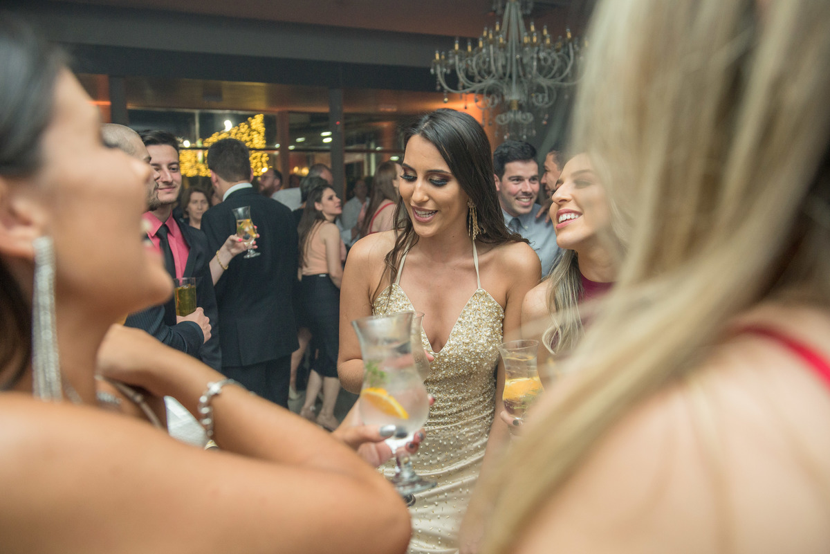 Formanda dançando feliz durante a festa de formatura. Foto por Marco Moscarelli Fotografo Pelotas.