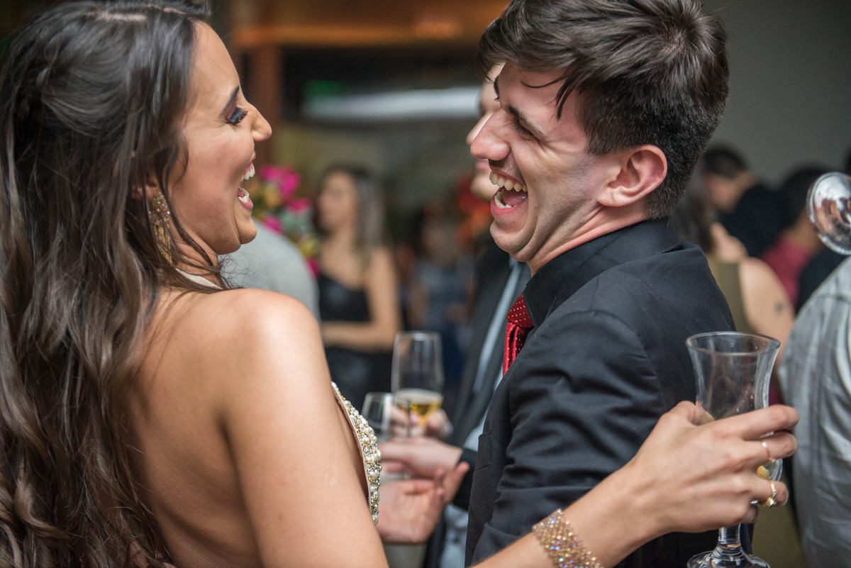 Formanda sorrindo feliz com seu convidado durante a recepção de formatura em Medicina em Pelotas. Foto por Marco Moscarelli Fotografo Pelota.