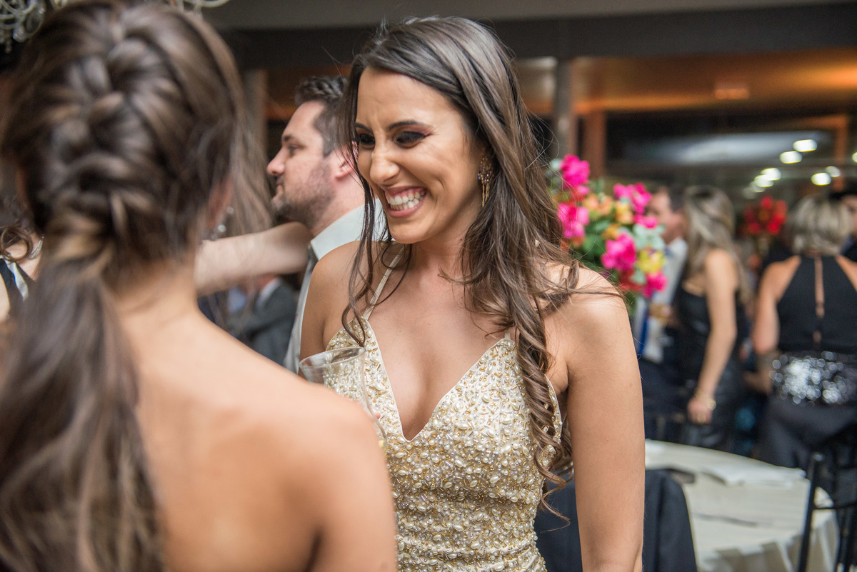 Formanda dançando feliz durante a festa de formatura. Foto por Marco Moscarelli Fotografo Pelotas.