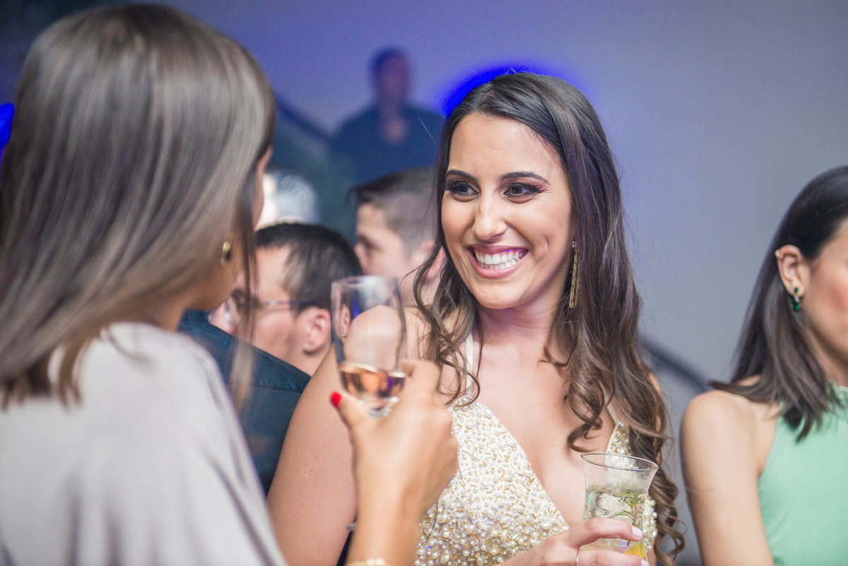 Formanda dançando feliz durante a festa de formatura. Foto por Marco Moscarelli Fotografo Pelotas.