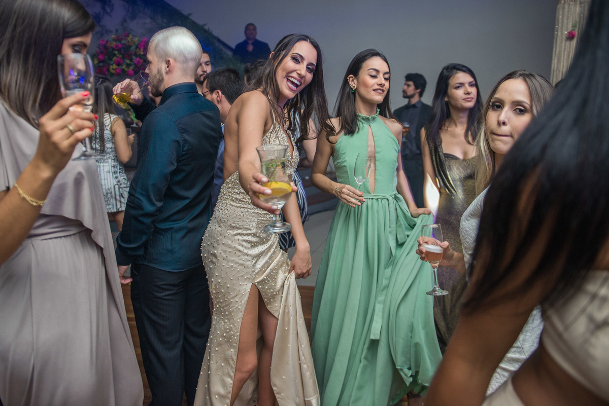Formanda dançando feliz durante a festa de formatura. Foto por Marco Moscarelli Fotografo Pelotas.