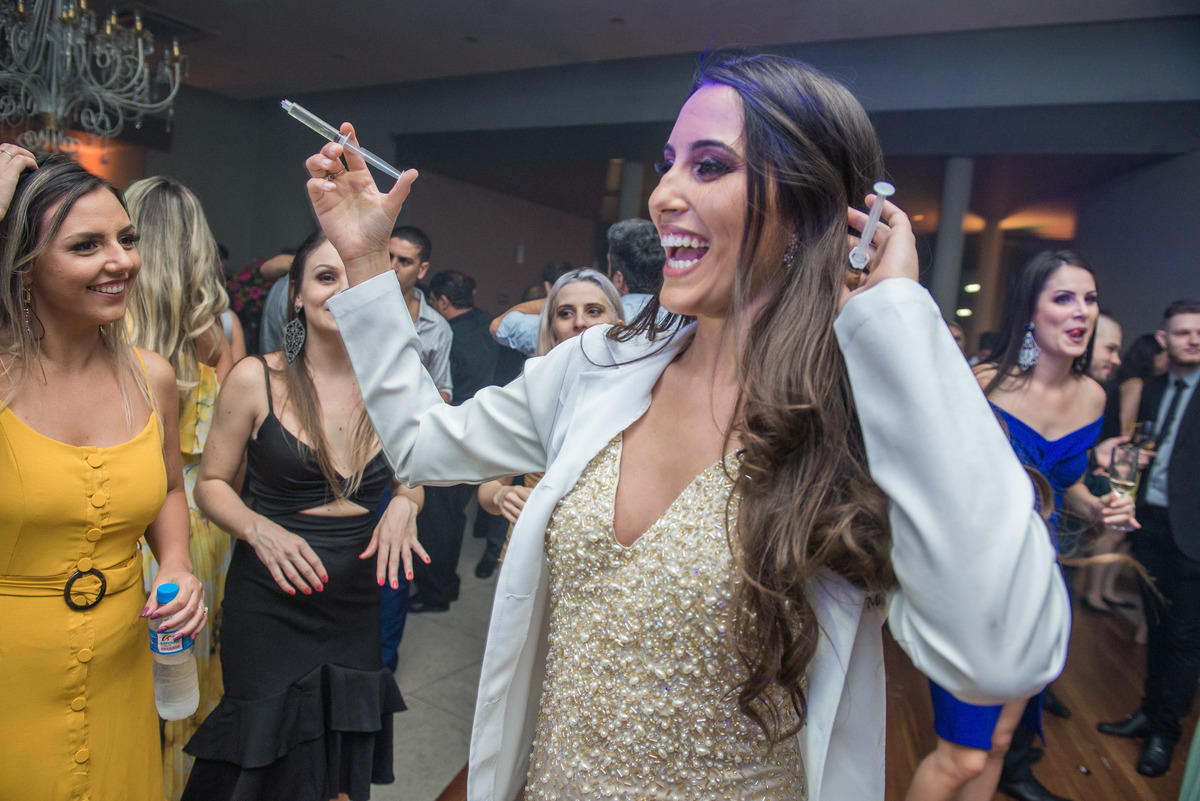 Formanda dançando feliz durante a festa de formatura. Foto por Marco Moscarelli Fotografo Pelotas.