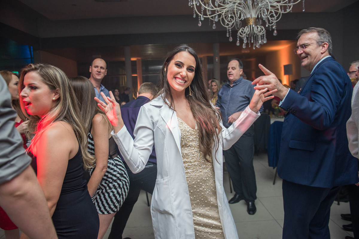 Formandas posando para foto com seringas que compões a diversão durante a recepção de formatura. 