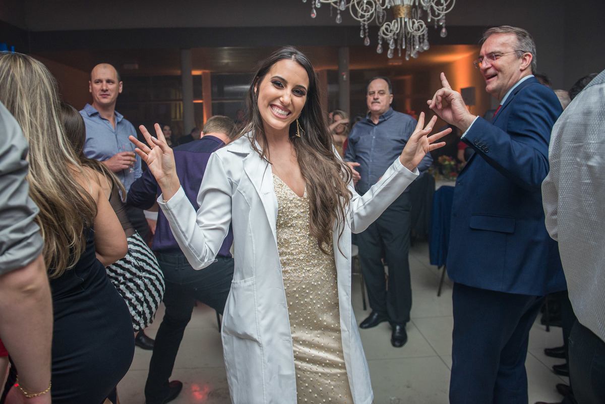 Formandas posando para foto com seringas que compões a diversão durante a recepção de formatura. 
