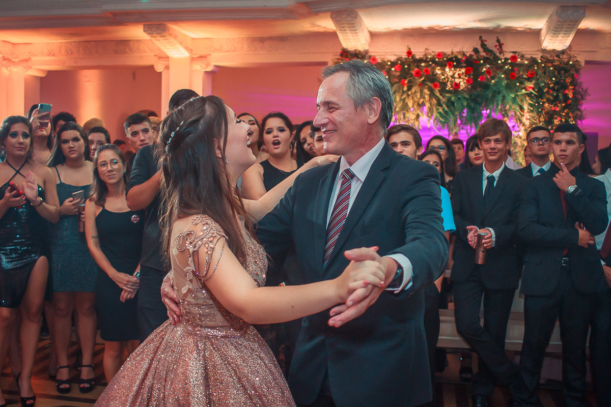 Debutante dançando a valsa com seu pai durante a sua em sua  festa de 15 anos em jaguarão. Foto por Marco Moscarelli  fotografo pelotas.