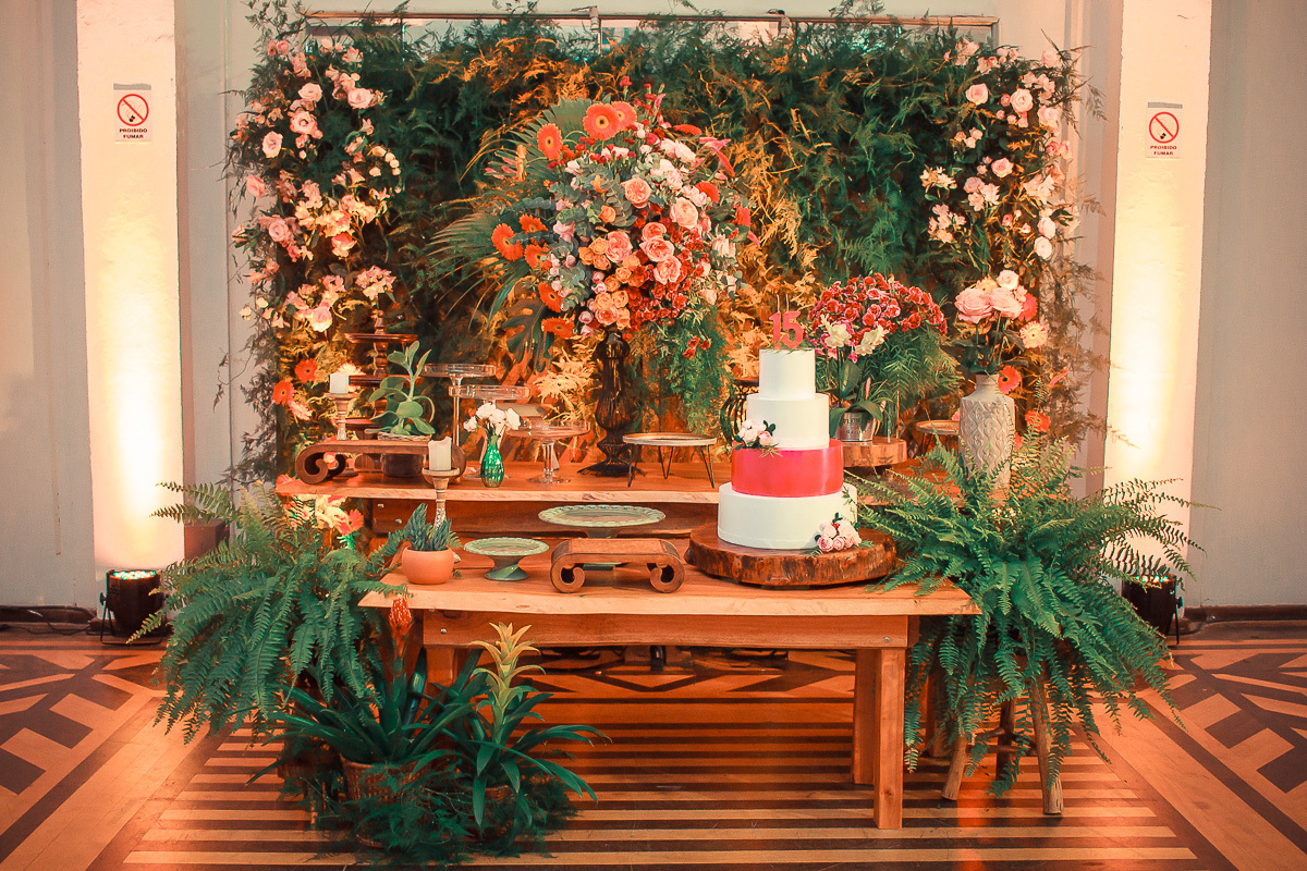 Fotografia da mesa de doces e do bolo de aniversario que compõe a decoração da festa de 15 anos em jaguarão. Foto por Marco Moscarelli Fotografo Pelotas.