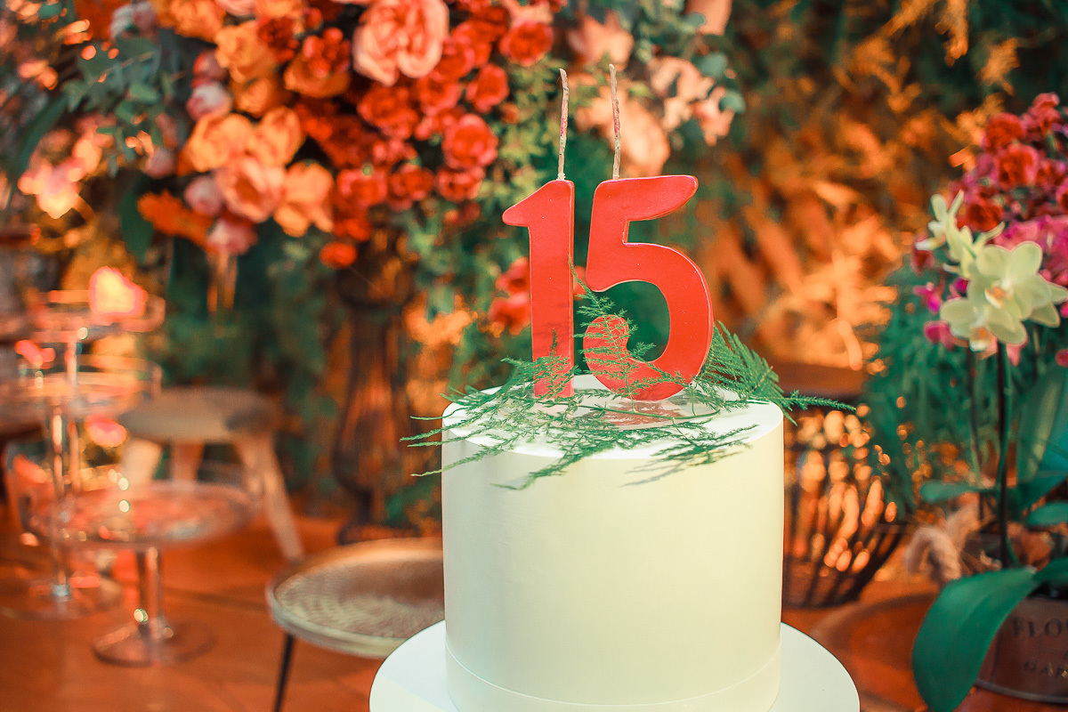 Fotografia  do bolo de aniversario que compõe a decoração da festa de 15 anos em jaguarão. Foto por Marco Moscarelli Fotografo Pelotas.