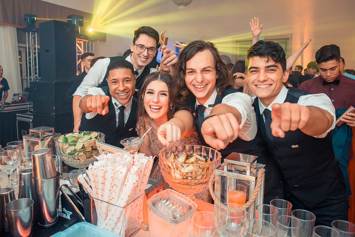 Debutante posando para fotos com a turma do coquetel que animou a  sua  festa de 15 anos em jaguarão. Foto por Marco Moscarelli  fotografo pelotas.  