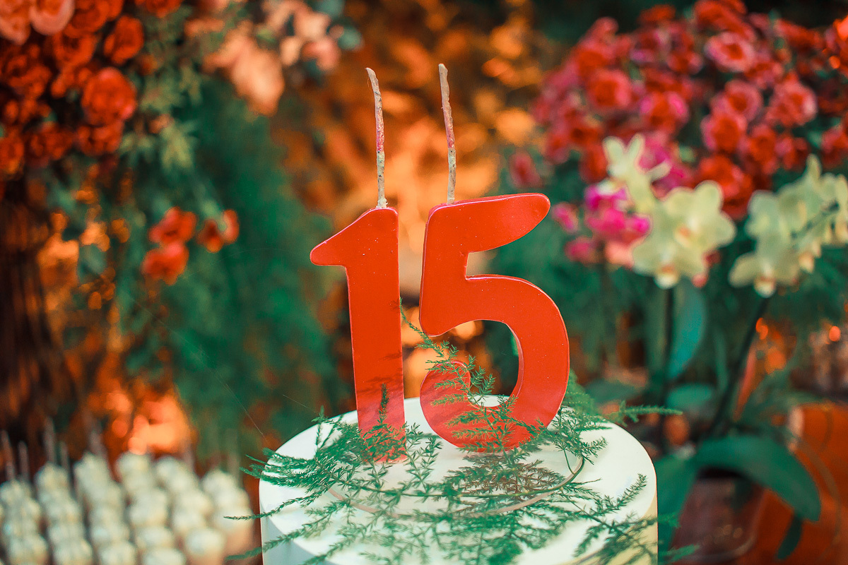 Fotografia da mesa de doces e do bolo de aniversario que compõe a decoração da festa de 15 anos em jaguarão. Foto por Marco Moscarelli Fotografo Pelotas.