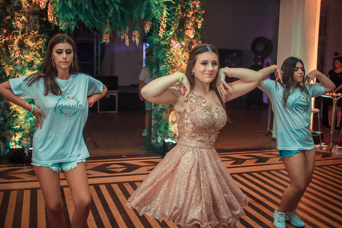Debutante dançando coreografia de dança linda com suas amigas durante a sua festa de 15 anos em jaguarão.  Foto por Marco Moscarelli fotografo Pelotas. 