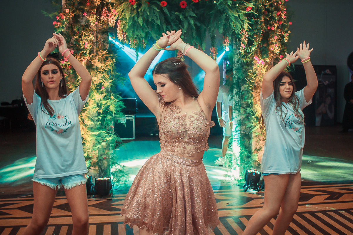 Debutante dançando coreografia de dança linda com suas amigas durante a sua festa de 15 anos em jaguarão.  Foto por Marco Moscarelli fotografo Pelotas. 