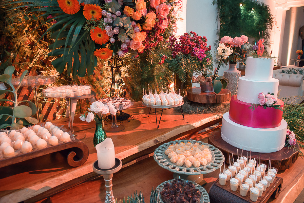 Fotografia da mesa de doces e do bolo de aniversario que compõe a decoração da festa de 15 anos em jaguarão. Foto por Marco Moscarelli Fotografo Pelotas.
