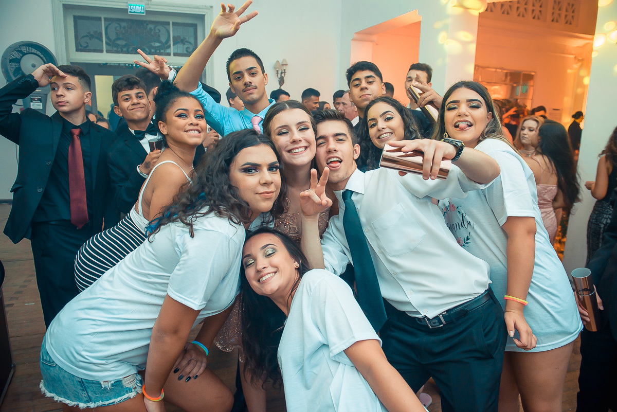 Convidados posando para fotos durante a animada festa de 15 anos em jaguarão.  Foto por Marco Moscarelli fotografo Pelotas. 