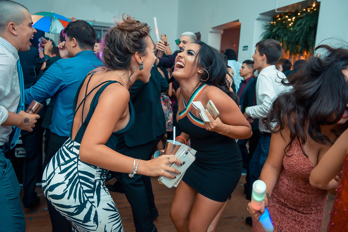 Convidados posando para fotos durante a animada festa de 15 anos em jaguarão.  Foto por Marco Moscarelli fotografo Pelotas.