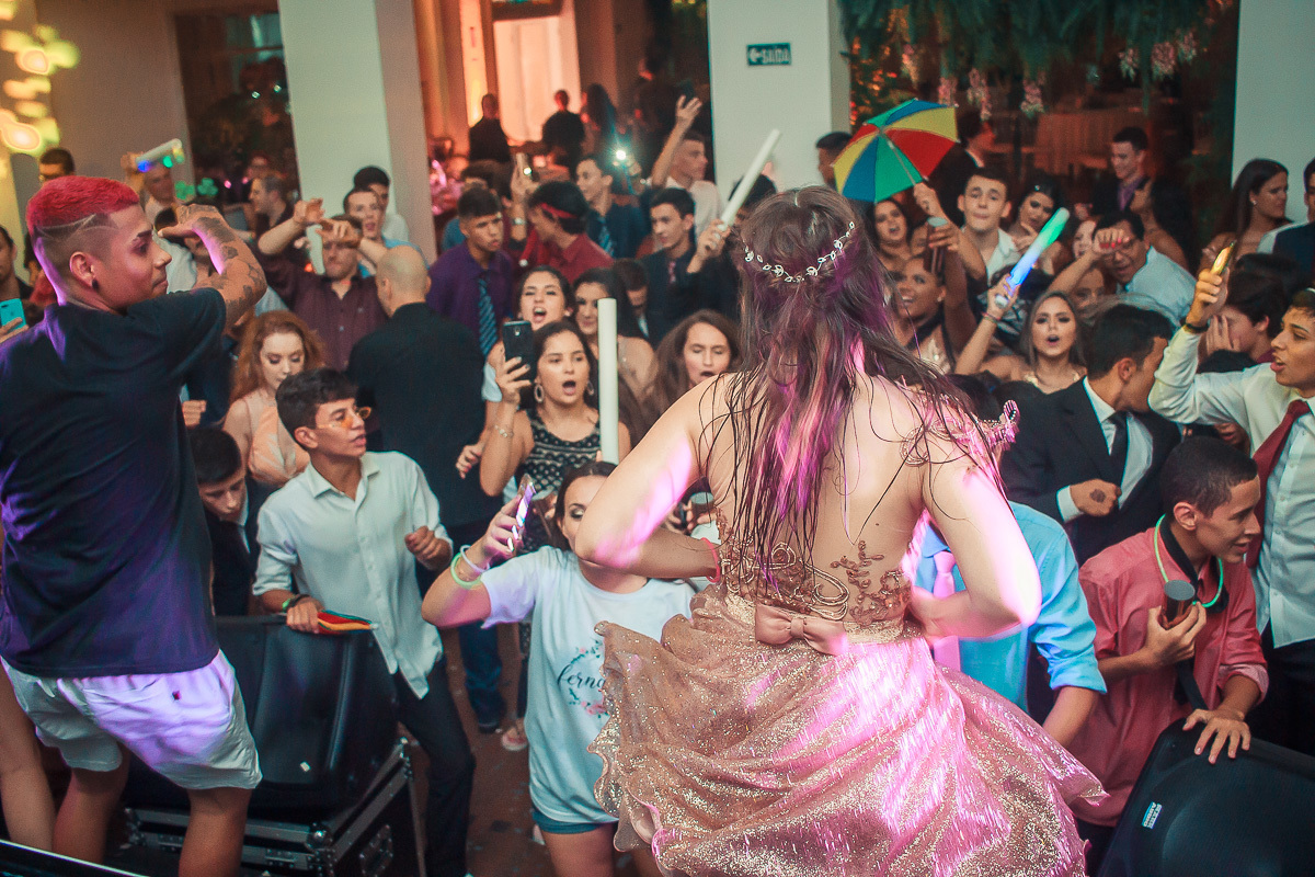 Debutante  muito feliz em cima do palco com seus amigos  durante a sua festa de 15 anos em jaguarão.  Foto por Marco Moscarelli fotografo Pelotas. 