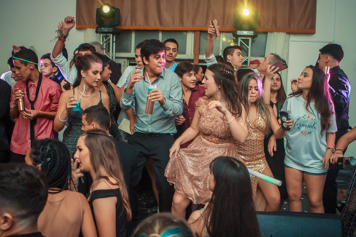 Debutante  muito feliz em cima do palco com seus amigos  durante a sua festa de 15 anos em jaguarão.  Foto por Marco Moscarelli fotografo Pelotas. 