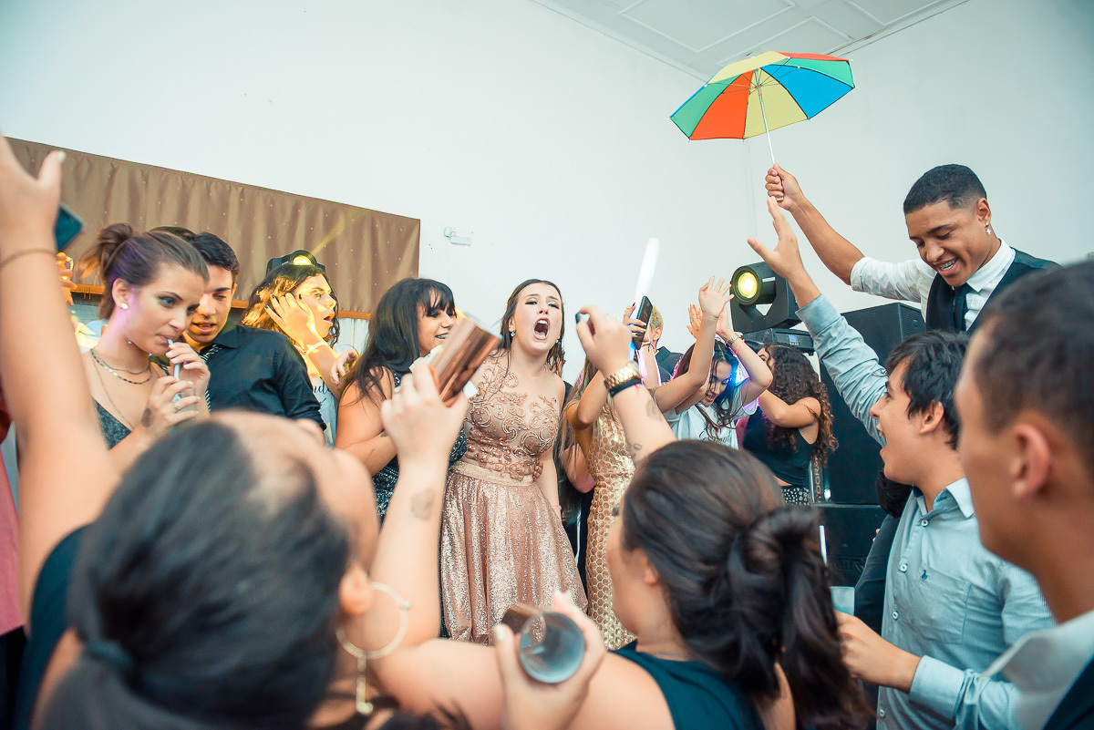 Debutante  muito feliz em cima do palco com seus amigos  durante a sua festa de 15 anos em jaguarão.  Foto por Marco Moscarelli fotografo Pelotas. 