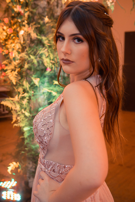 Retrato da debutante momentos antes da festa de 15 anos em jaguarão. Foto por Marco Moscarelli Fotografo Pelotas.