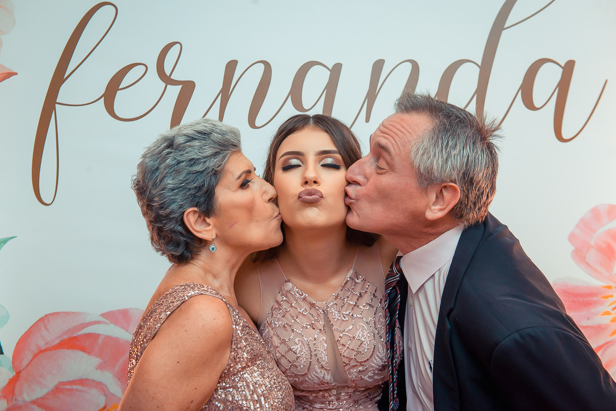 Lino beijo dos pais da debutante na aniversariante antes da festa de 15 anos em jaguarão. Foto por Marco Moscarelli fotografo Pelotas