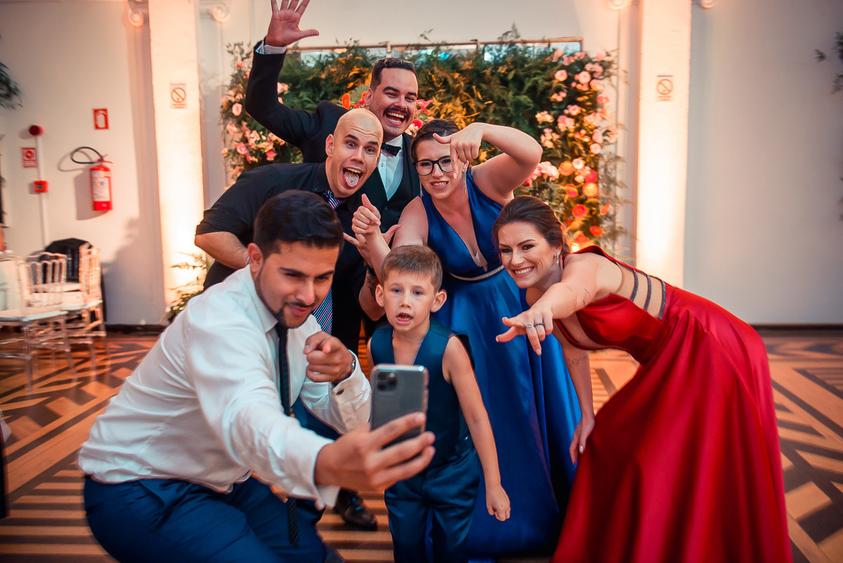 Convidados tirando selfies engraçadas durante a sua festa de 15 anos em jaguarão.  Foto por Marco Moscarelli fotografo Pelotas. 