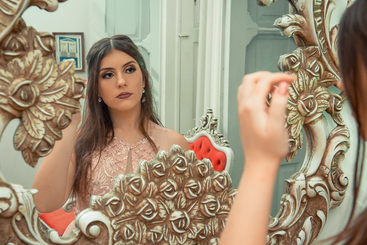 Debutante posando para fotos em espelho momentos antes da  festa de 15 anos em jaguarão. Foto por Marco Moscarelli fotógrafo Pelotas.