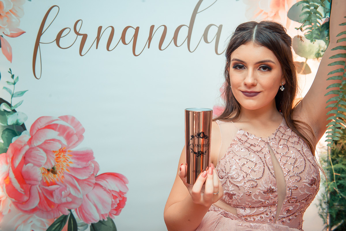 Debutante posando para fotos com seus copos que são lembranças da da  festa de 15 anos em jaguarão. Foto por Marco Moscarelli fotografo Pelotas.