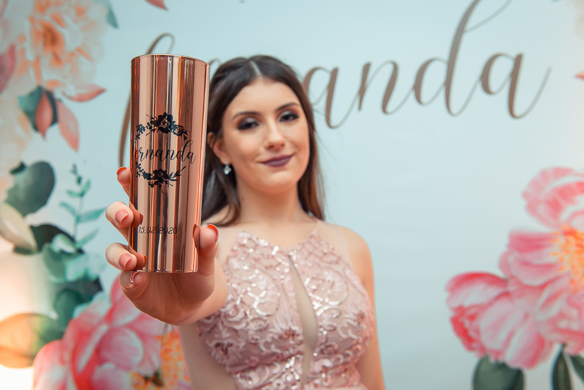 Debutante posando para fotos com seus copos que são lembranças da da  festa de 15 anos em jaguarão. Foto por Marco Moscarelli fotografo Pelotas.