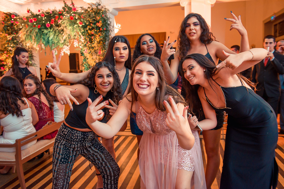 Debutante posando para foto descontraída com suas convidadas durante a sua  festa de 15 anos em jaguarão. Foto por Marco Moscarelli fotografo Pelotas. 