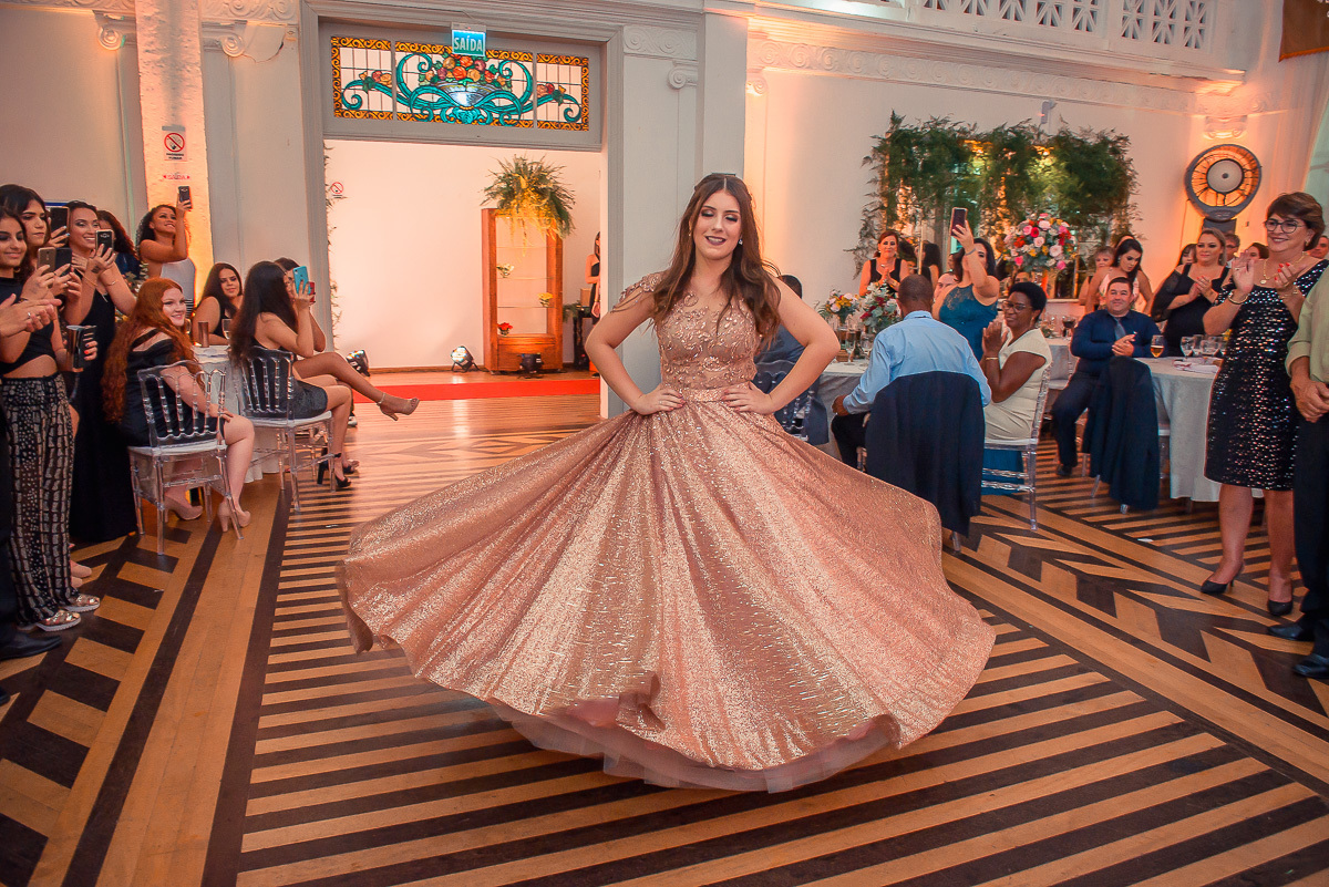 Entrada da debutante em sua  festa de 15 anos em jaguarão. Foto por Marco Moscarelli fotografo pelotas.