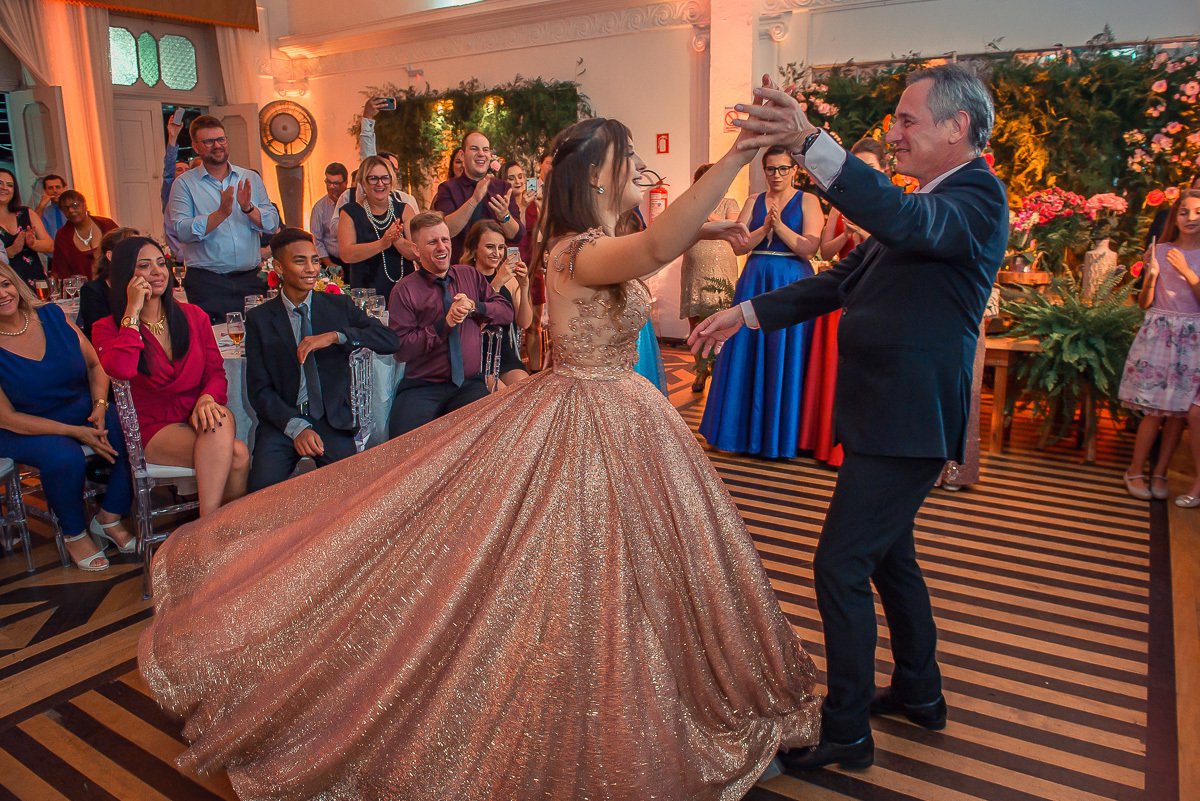 Debutante dançando a valsa com seu pai durante a sua em sua  festa de 15 anos em jaguarão. Foto por Marco Moscarelli  fotografo pelotas.