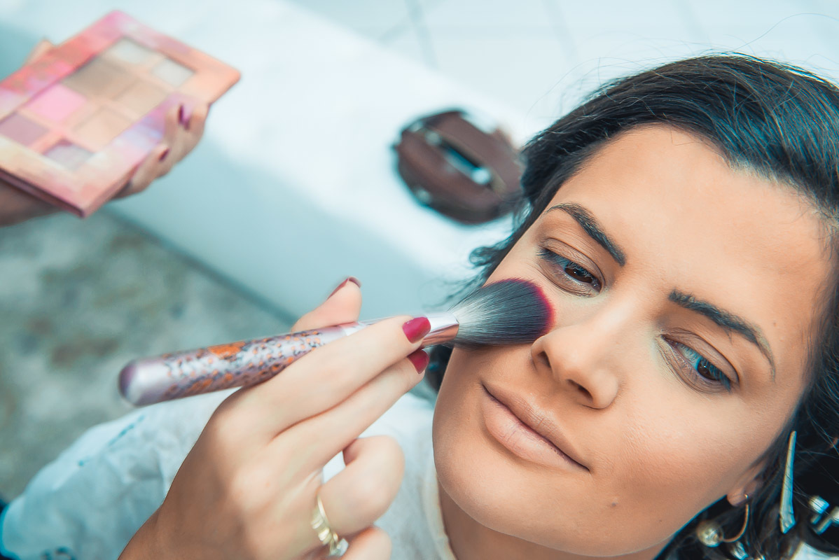 Retoques finais da maquiagem da noiva momentos antes do casamento. Foto por Marco Moscarelli Fotógrafo Pelotas.