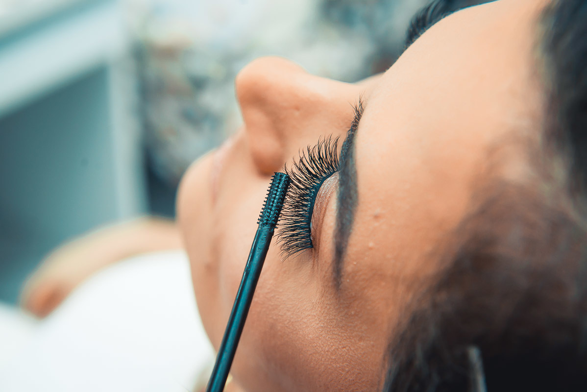 Retoques finais da maquiagem da noiva momentos antes do casamento. Foto por Marco Moscarelli Fotógrafo Pelotas.