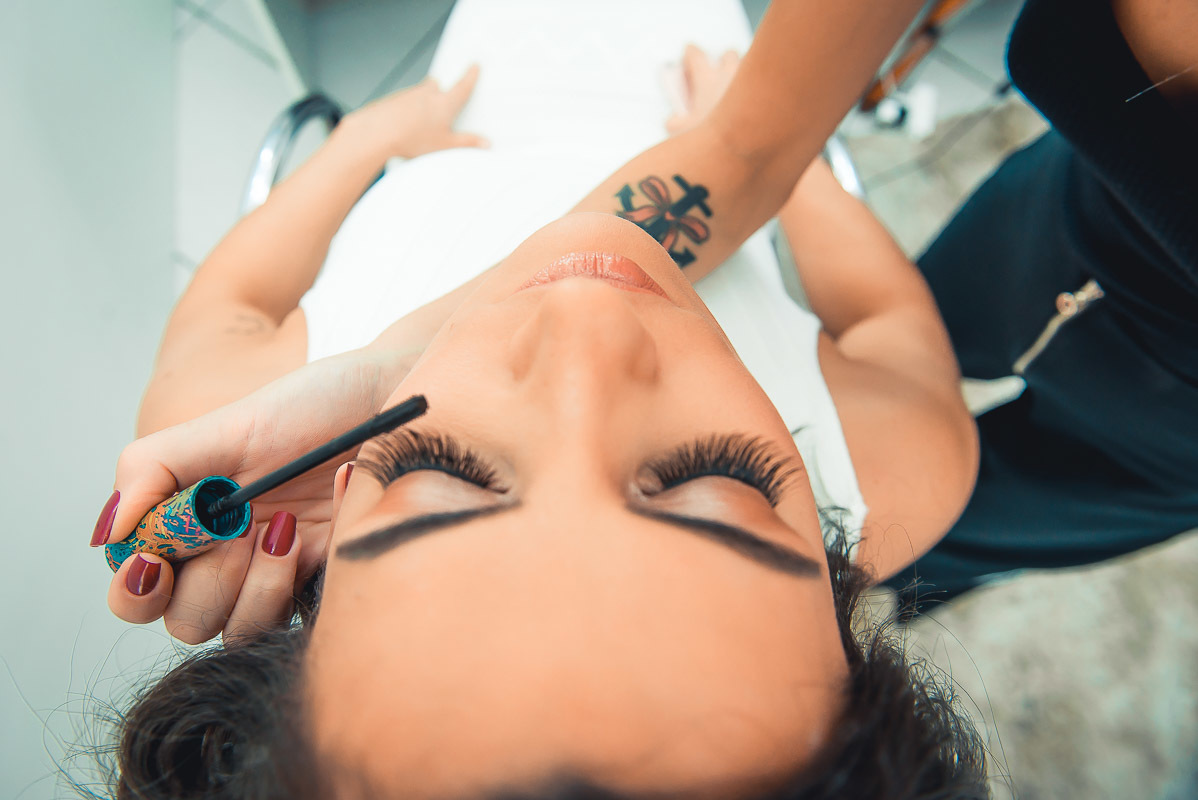 Retoques finais da maquiagem da noiva momentos antes do casamento. Foto por Marco Moscarelli Fotógrafo Pelotas.