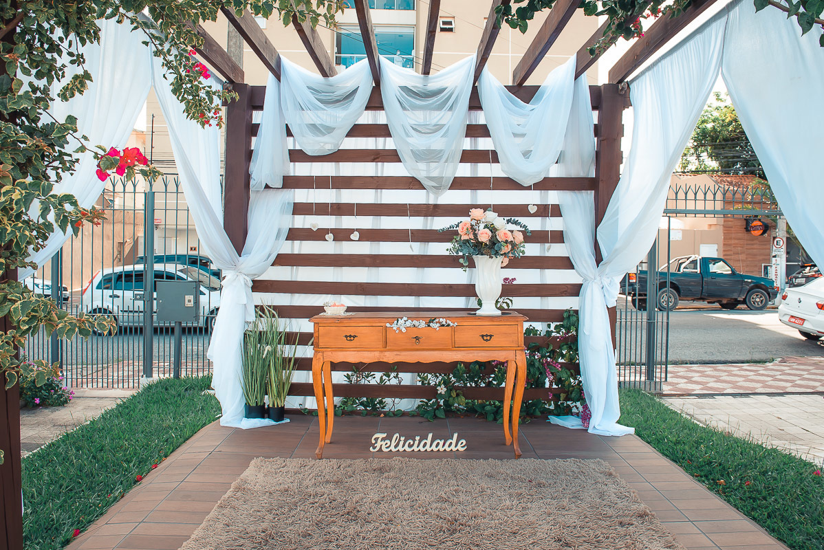 Mesa da cerimonia de casamento. Retoques finais da maquiagem da noiva momentos antes do casamento. Foto por Marco Moscarelli Fotógrafo Pelotas.