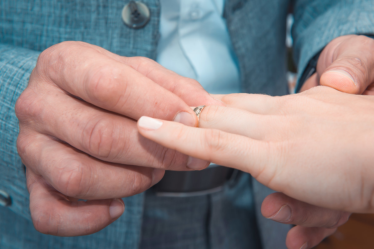 momento do noivo colocar a aliança na noiva.  Foto por Marco Moscarelli Fotógrafo Pelotas