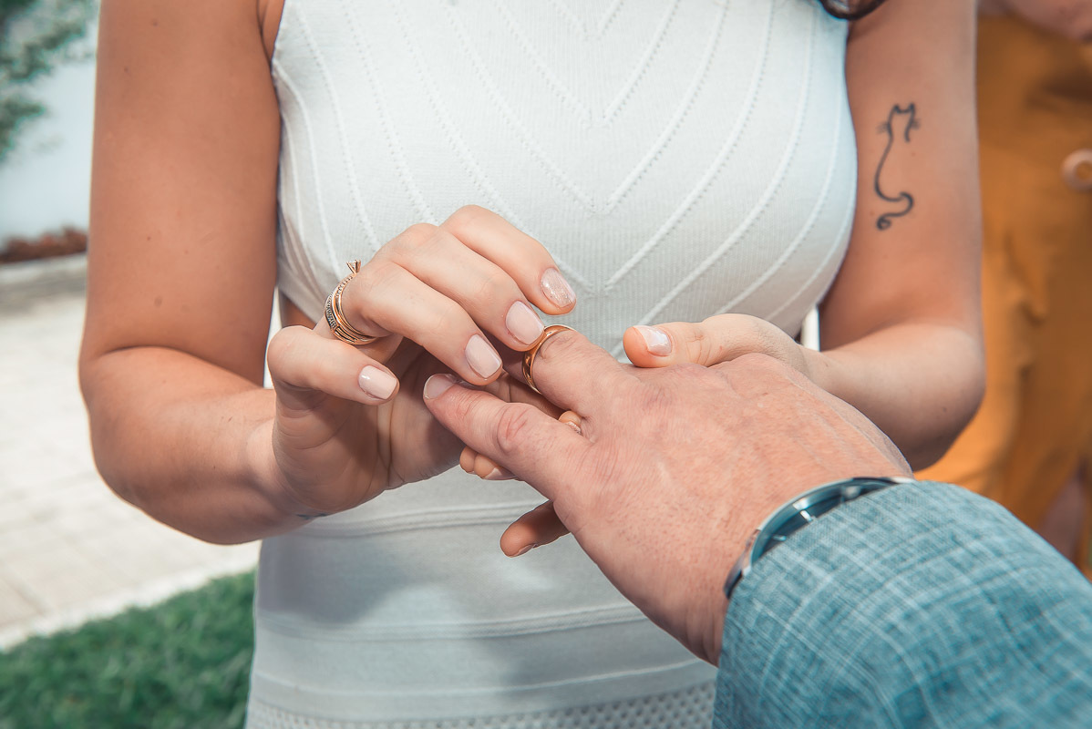 Noiva colocando a aliança no dedo do noivo no casamento.  Foto por Marco Moscarelli Fotógrafo Pelotas