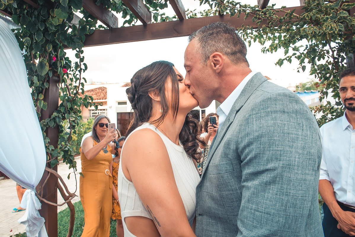 Momento do beijo dos noivos logo após o casamento.  Foto por Marco Moscarelli Fotógrafo Pelotas
