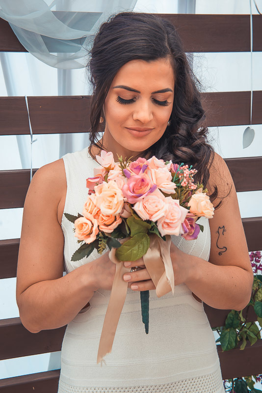 Noiva posando para retrato com seu buquê.  Foto por Marco Moscarelli Fotógrafo Pelotas