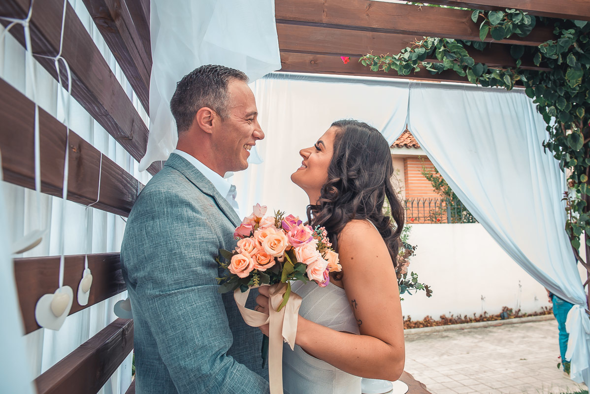 Noivos posando descontraídos para foto logo após o casamento. Foto por Marco Moscarelli Fotógrafo Pelotas