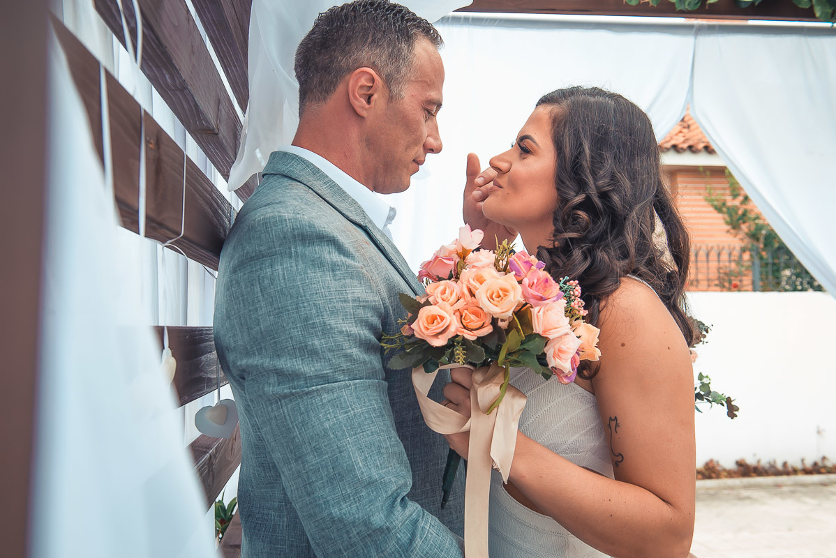 Noivos posando descontraídos para foto logo após o casamento. Foto por Marco Moscarelli Fotógrafo Pelotas