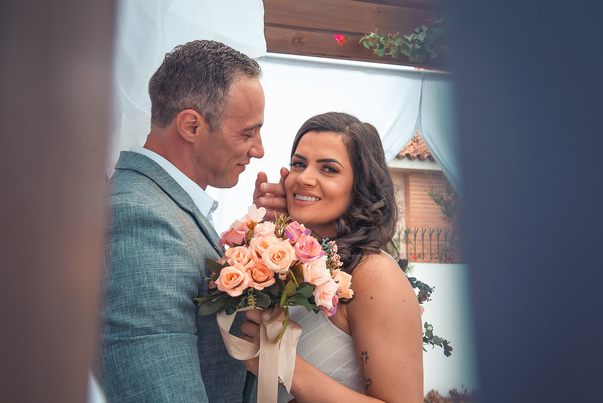 Noivos posando descontraídos para foto logo após o casamento. Foto por Marco Moscarelli Fotógrafo Pelotas
