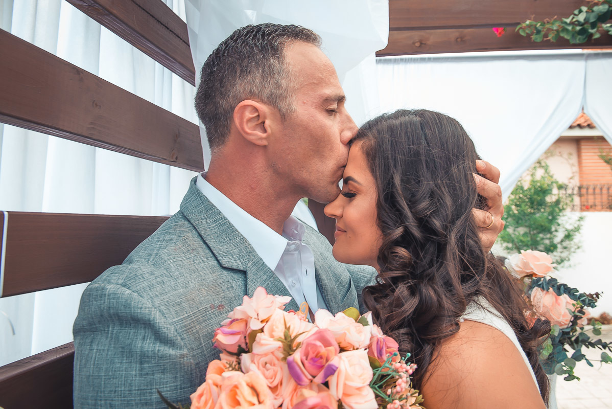 Noivos posando descontraídos para foto logo após o casamento. Foto por Marco Moscarelli Fotógrafo Pelotas