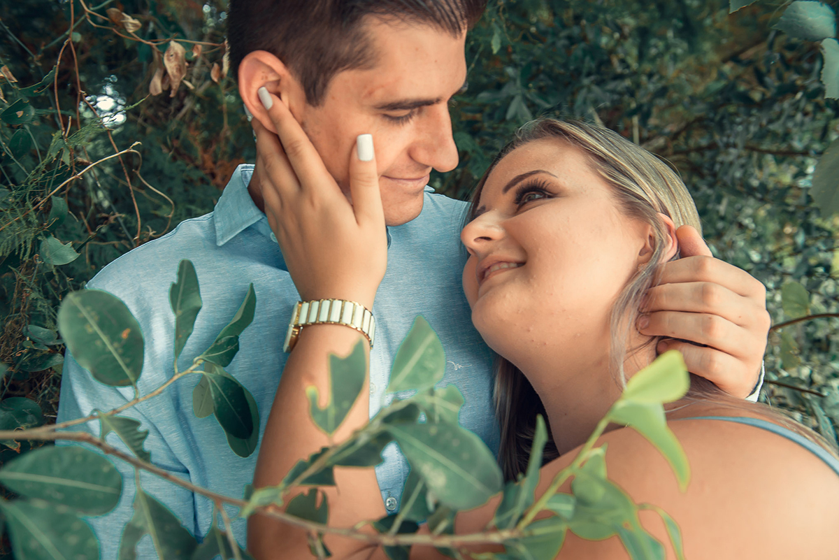 Casal de noivos posando ao pé de uma figueira durante o seu ensaio pré wedding antes do seu casamento. Foto por Marco Moscarelli Fotógrafo Pelotas.