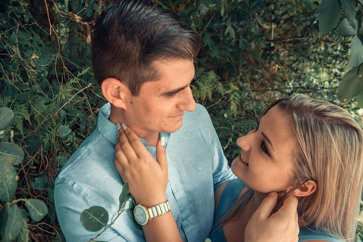 Casal de noivos posando ao pé de uma figueira durante o seu ensaio pré wedding antes do seu casamento. Foto por Marco Moscarelli Fotógrafo Pelotas.