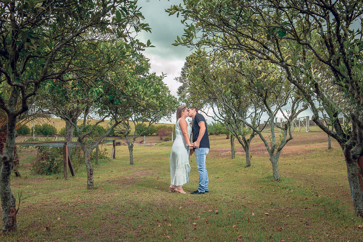 Lindo beijo dos noivos durante seu ensaio pré wedding no meio de arvores. Foto por Marco Moscarelli Fotógrafo Pelotas.