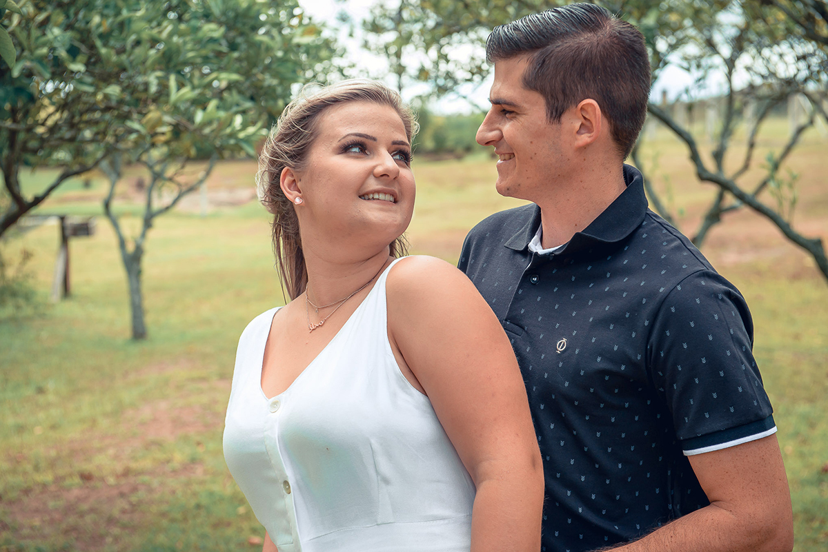 Casal de noivos trocando olhares durante seu ensaio de casal. Foto por Marco Moscarelli Fotógrafo Pelotas.