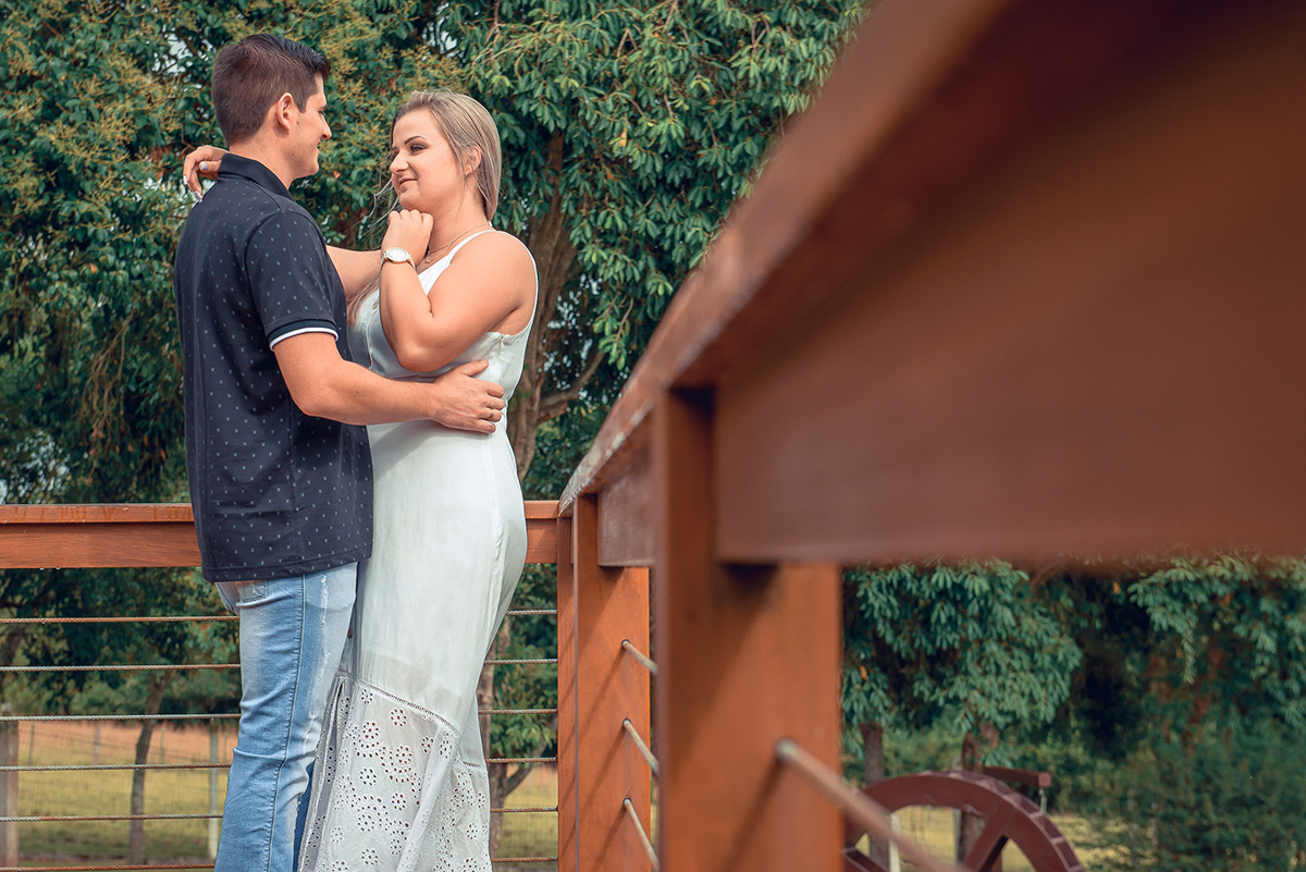 Linda foto dos noivos trocando carinhos durante o sue ensaio pré wedding. Foto por Marco Moscarelli Fotógrafo Pelotas.