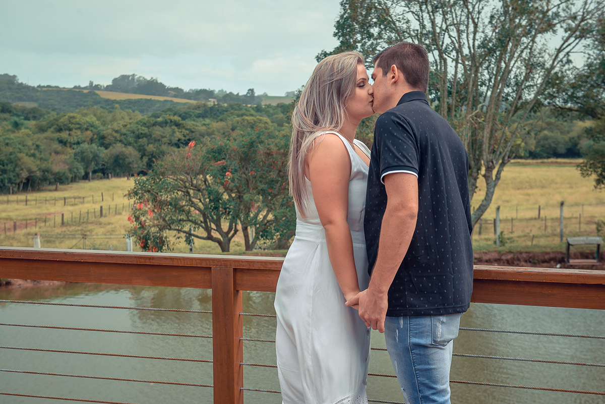 Noivos trocando um belo beijo durante o seu ensaio de casal. Foto por Marco Moscarelli Fotógrafo Pelotas.