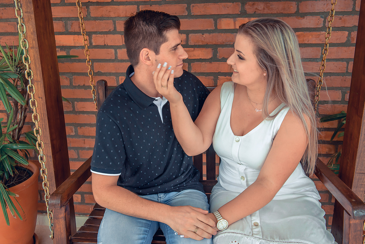 Noivos trocando um belo beijo durante o seu ensaio de casal. Foto por Marco Moscarelli Fotógrafo Pelotas.